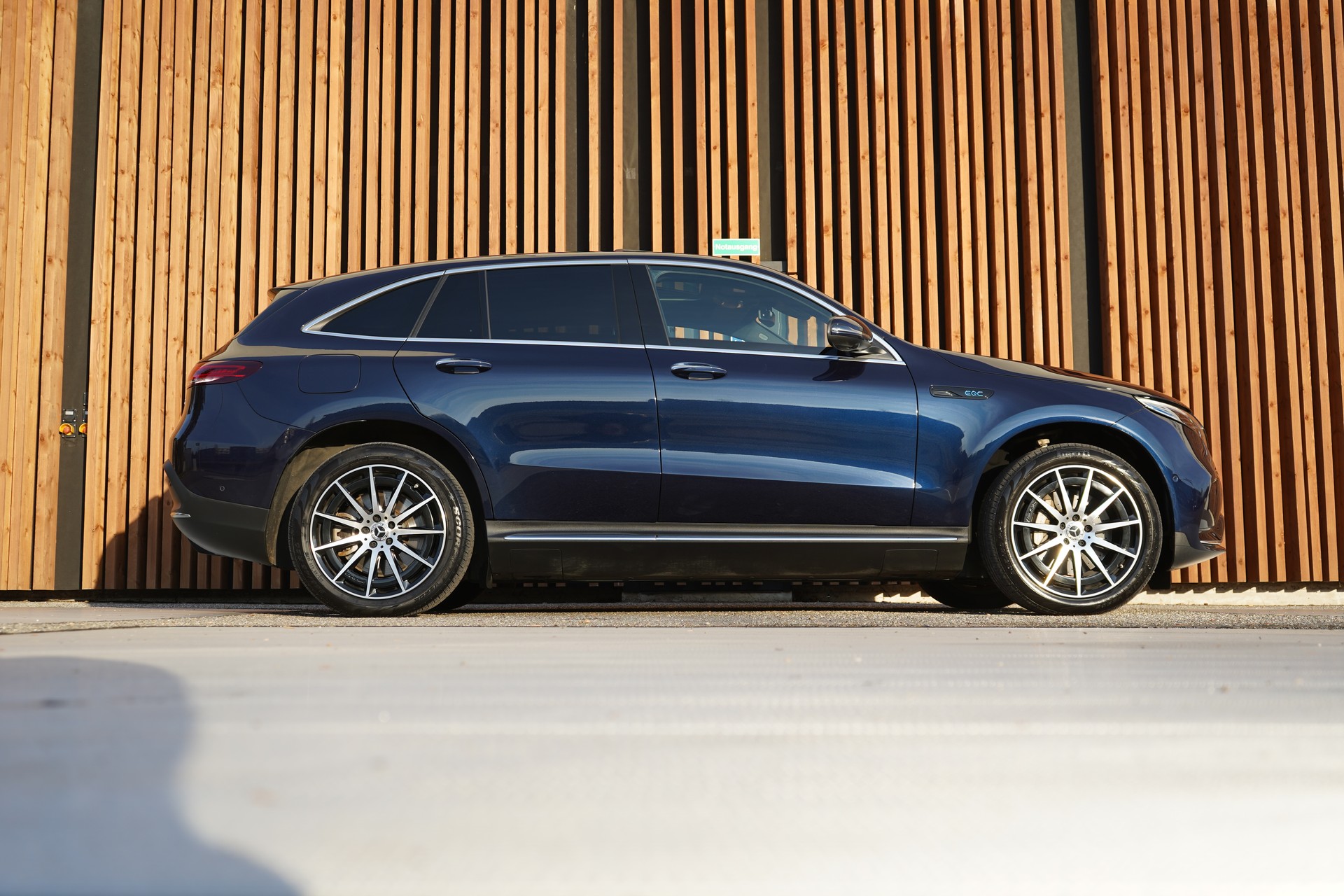 MERCEDES-BENZ EQC 400 AMG LINE 4MATIC l 408 PS-image-0