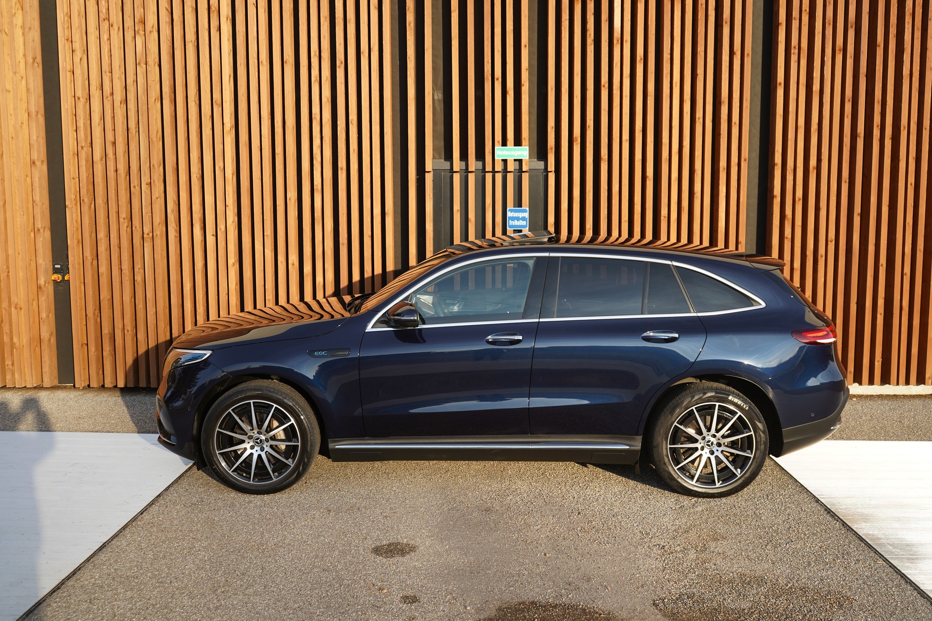 MERCEDES-BENZ EQC 400 AMG LINE 4MATIC l 408 PS-image-3
