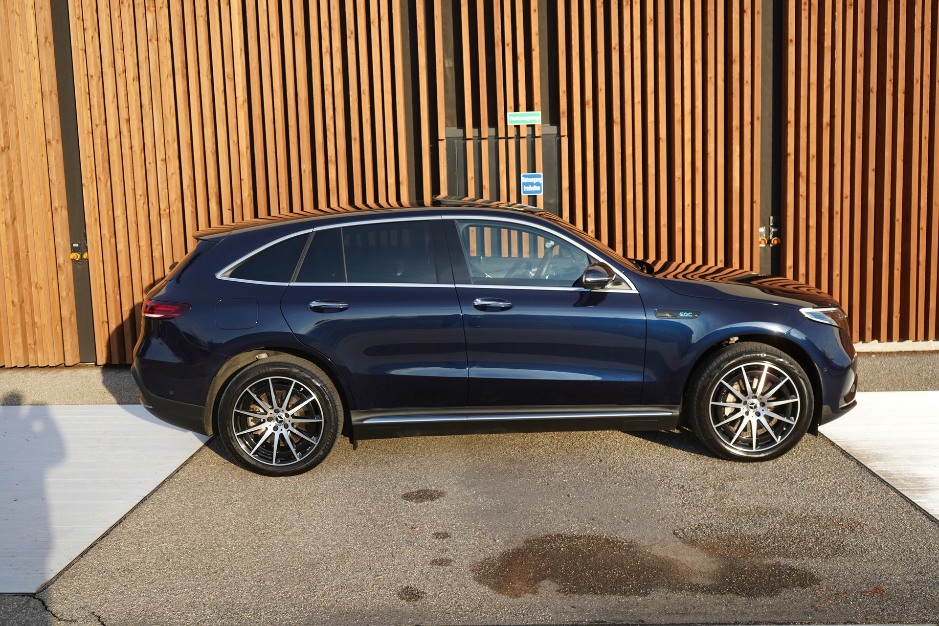 MERCEDES-BENZ EQC 400 AMG LINE 4MATIC l 408 PS-image-2