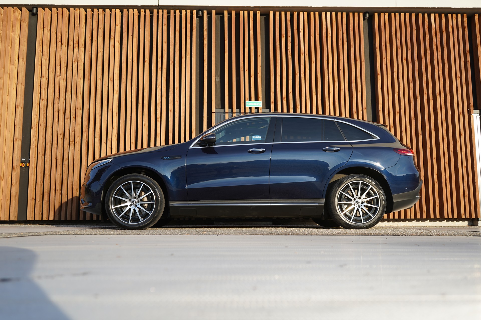 MERCEDES-BENZ EQC 400 AMG LINE 4MATIC l 408 PS-image-1