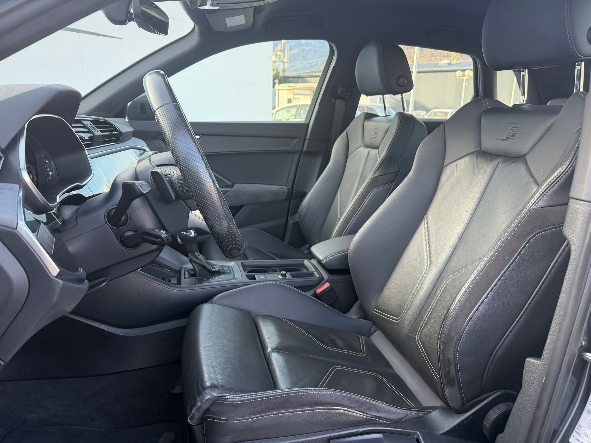 AUDI Q3 45 TFSI S line quattro S-tronic-image-6