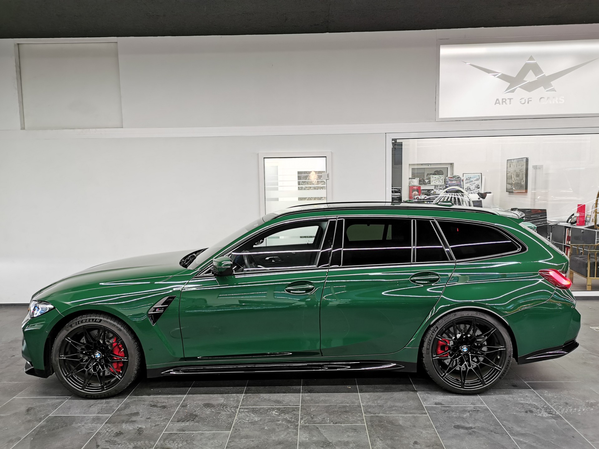 BMW M3 Touring xDrive Competition M IRISH GREEN PORSCHE GRÜN HARMAN KARDON 1. HD. CH-AUTO GRATISSERVICE INDIVIDUAL-image-3