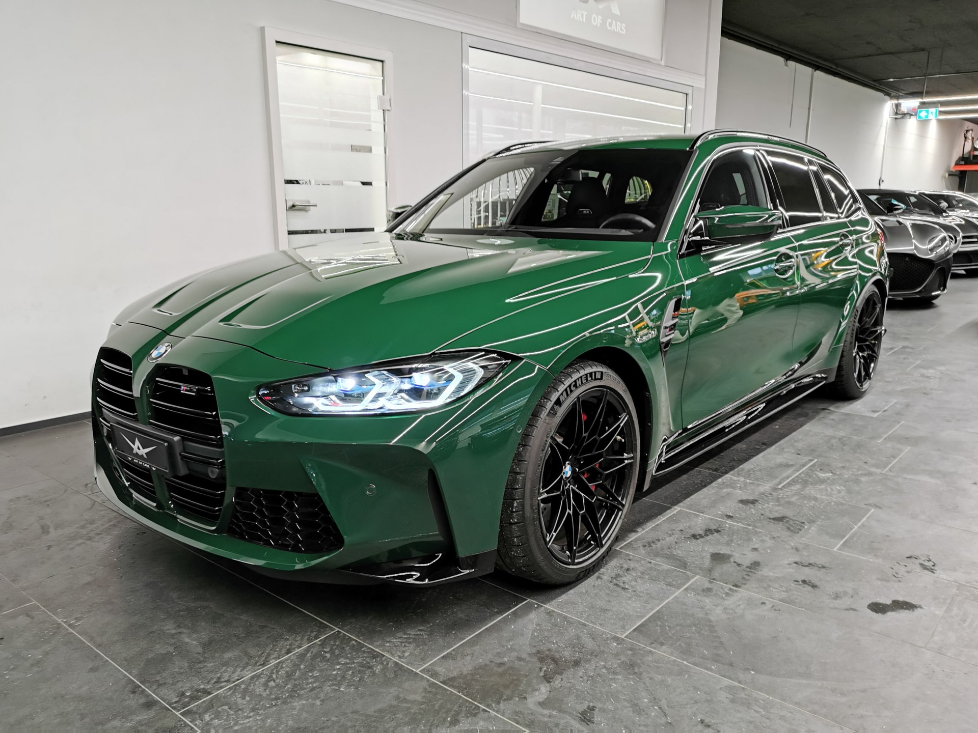 BMW M3 Touring xDrive Competition M IRISH GREEN PORSCHE GRÜN HARMAN KARDON 1. HD. CH-AUTO GRATISSERVICE INDIVIDUAL-image-2