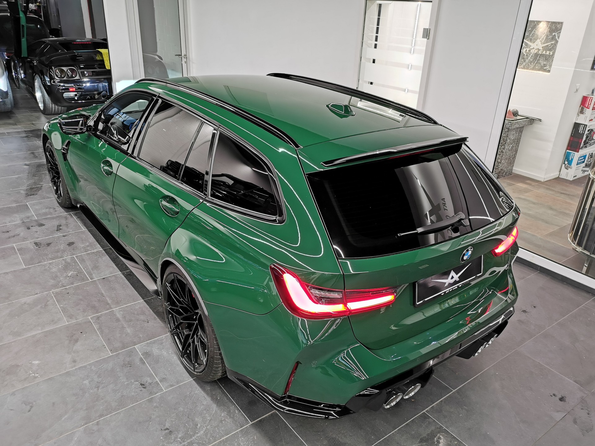 BMW M3 Touring xDrive Competition M IRISH GREEN PORSCHE GRÜN HARMAN KARDON 1. HD. CH-AUTO GRATISSERVICE INDIVIDUAL-image-14