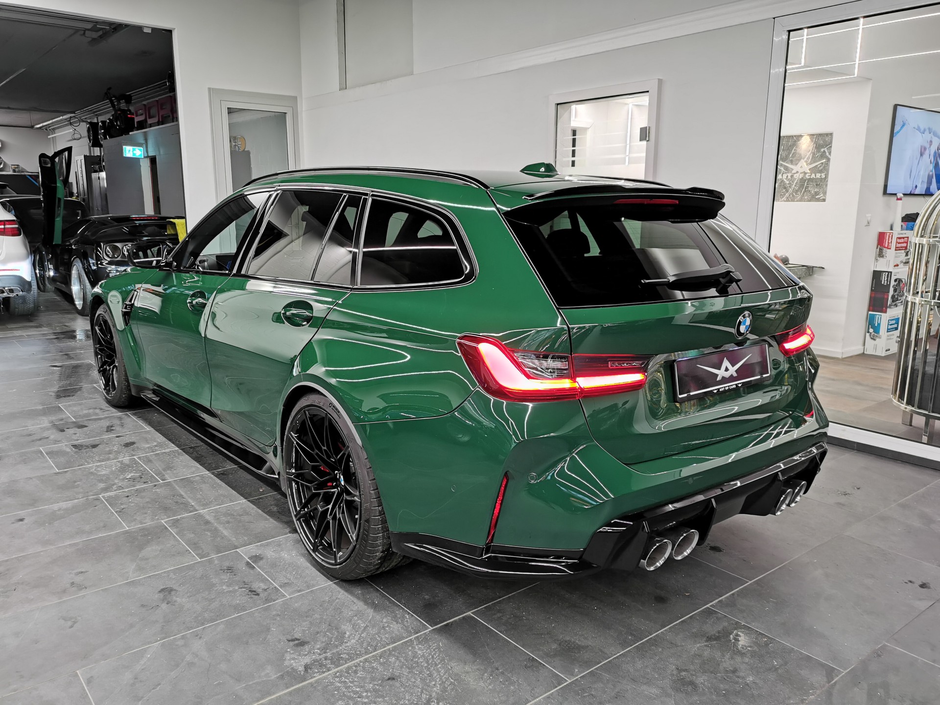 BMW M3 Touring xDrive Competition M IRISH GREEN PORSCHE GRÜN HARMAN KARDON 1. HD. CH-AUTO GRATISSERVICE INDIVIDUAL-image-4