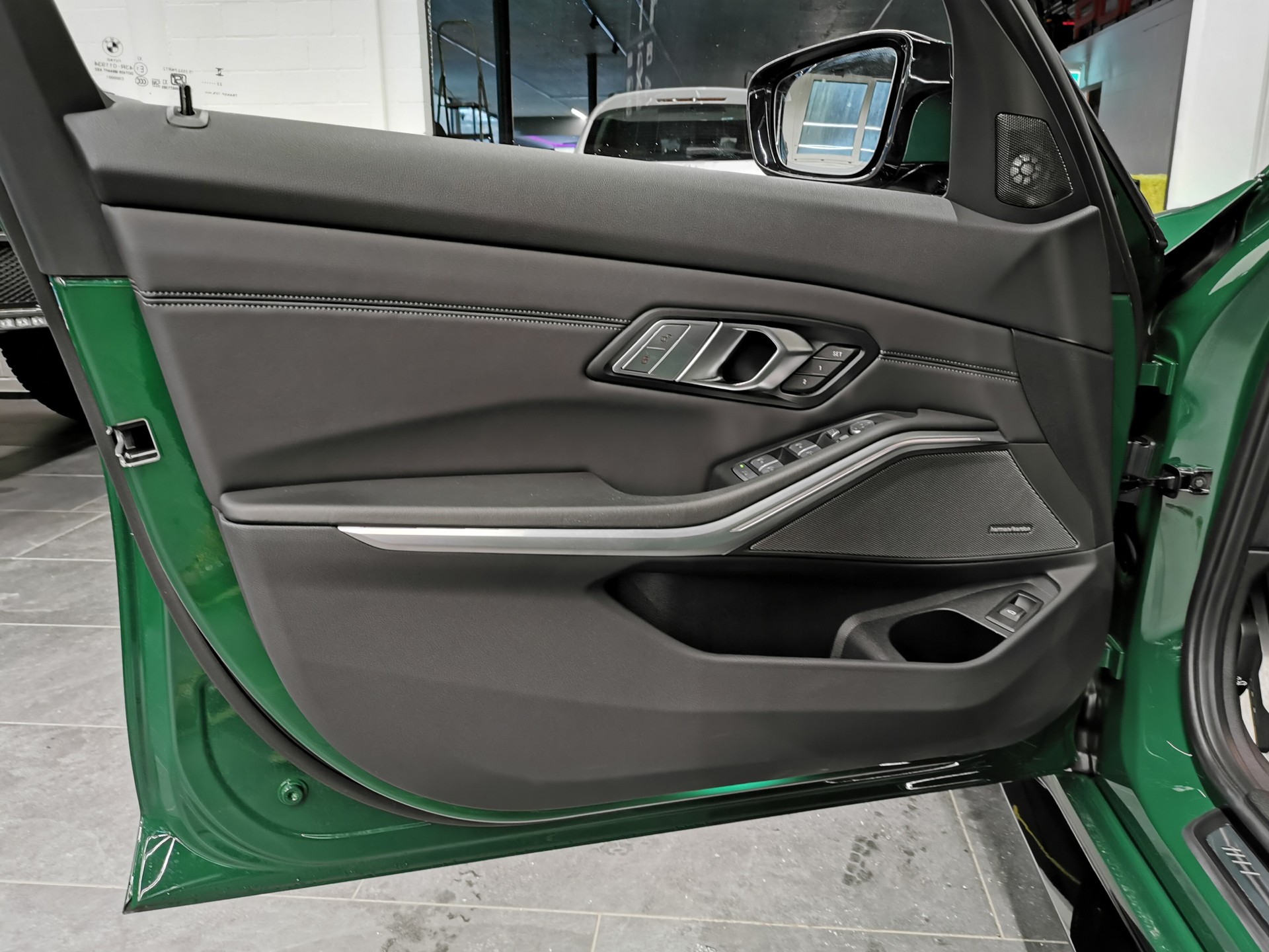 BMW M3 Touring xDrive Competition M IRISH GREEN PORSCHE GRÜN HARMAN KARDON 1. HD. CH-AUTO GRATISSERVICE INDIVIDUAL-image-9