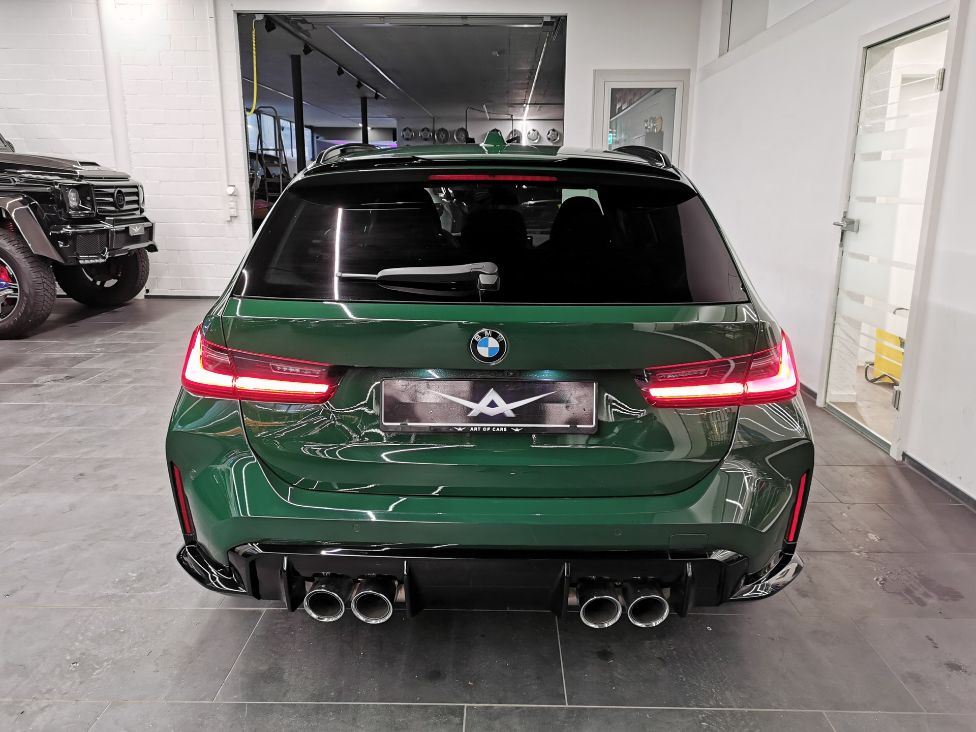 BMW M3 Touring xDrive Competition M IRISH GREEN PORSCHE GRÜN HARMAN KARDON 1. HD. CH-AUTO GRATISSERVICE INDIVIDUAL-image-5