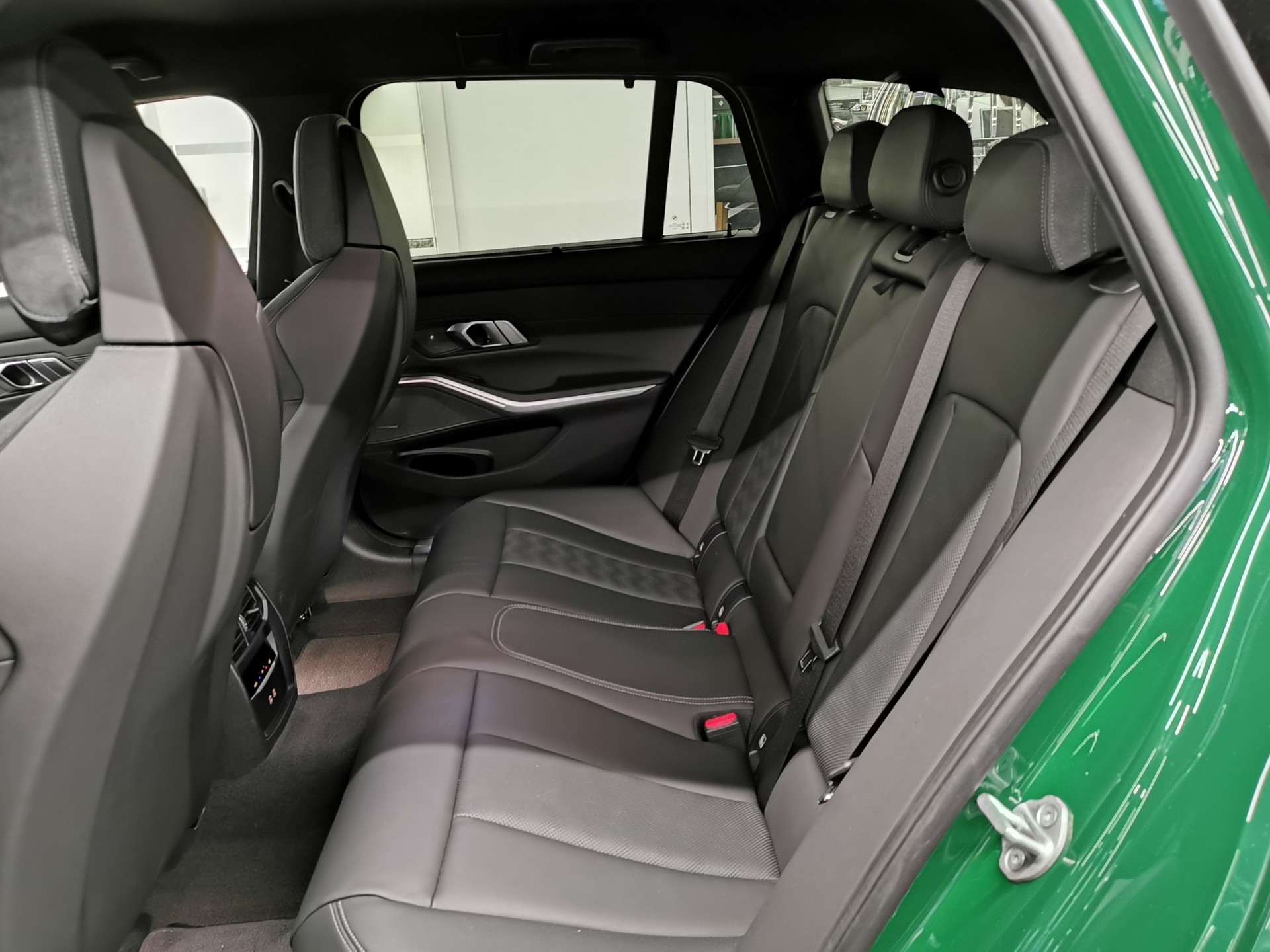 BMW M3 Touring xDrive Competition M IRISH GREEN PORSCHE GRÜN HARMAN KARDON 1. HD. CH-AUTO GRATISSERVICE INDIVIDUAL-image-10