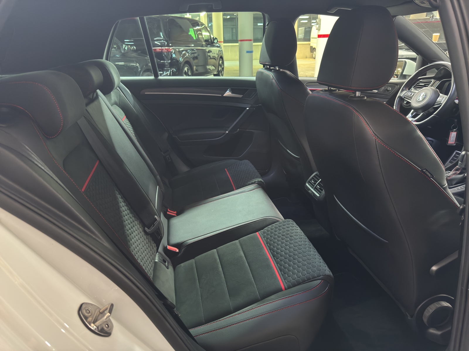 VW Golf VII 2.0 TSI 230 GTI DSG-image-9