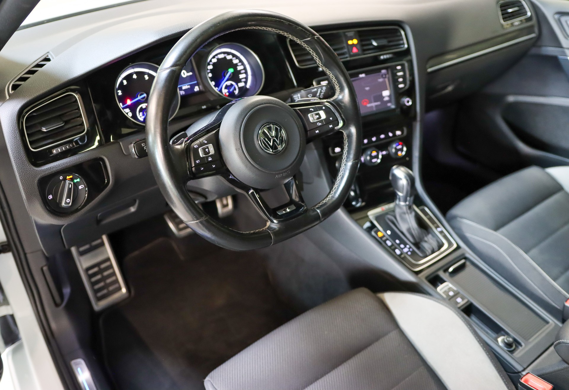 VW Golf 2.0 TSI R 4Motion DSG-image-9