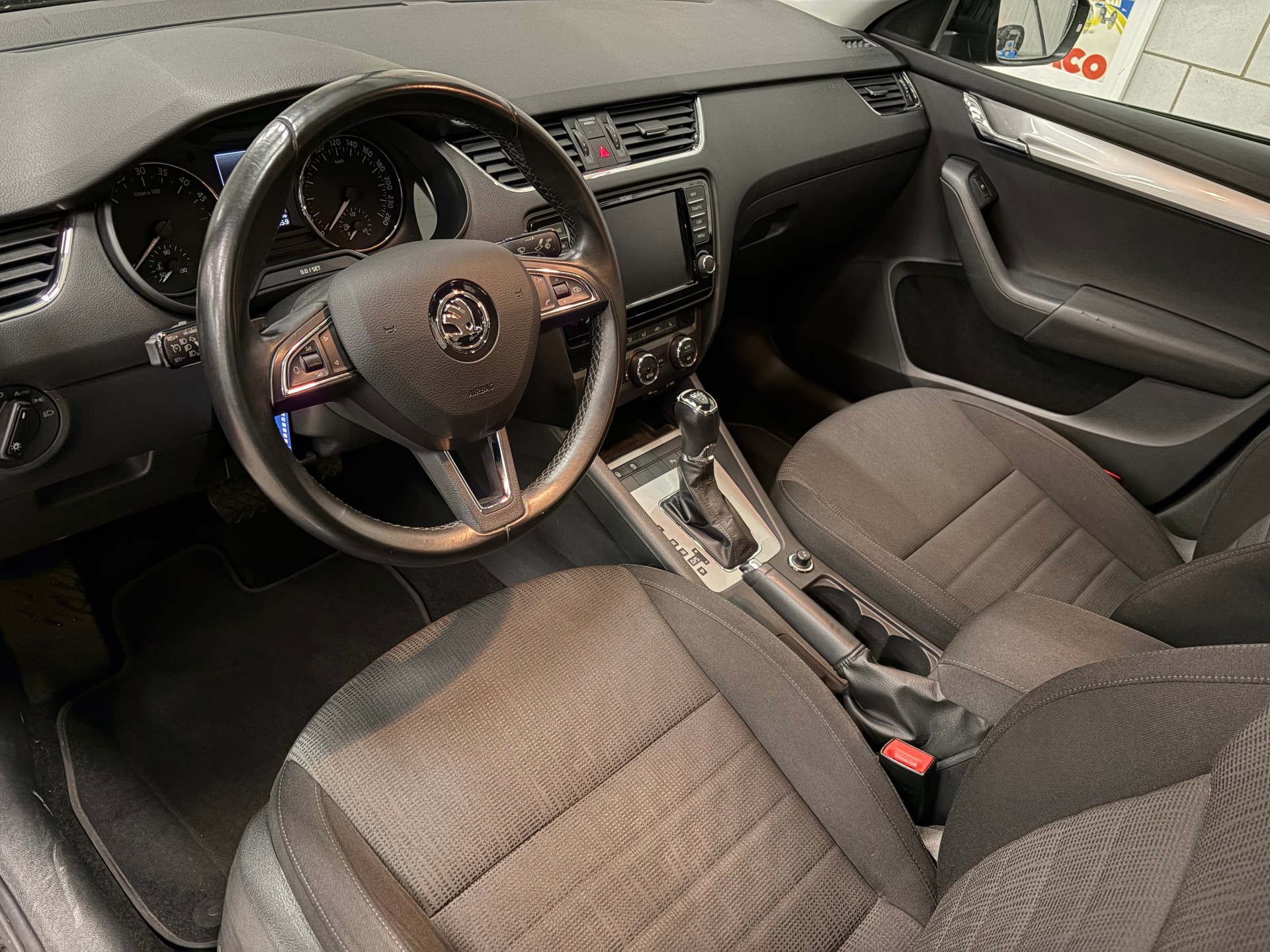 SKODA Octavia 2.0 TDI Elegance DSG-image-5
