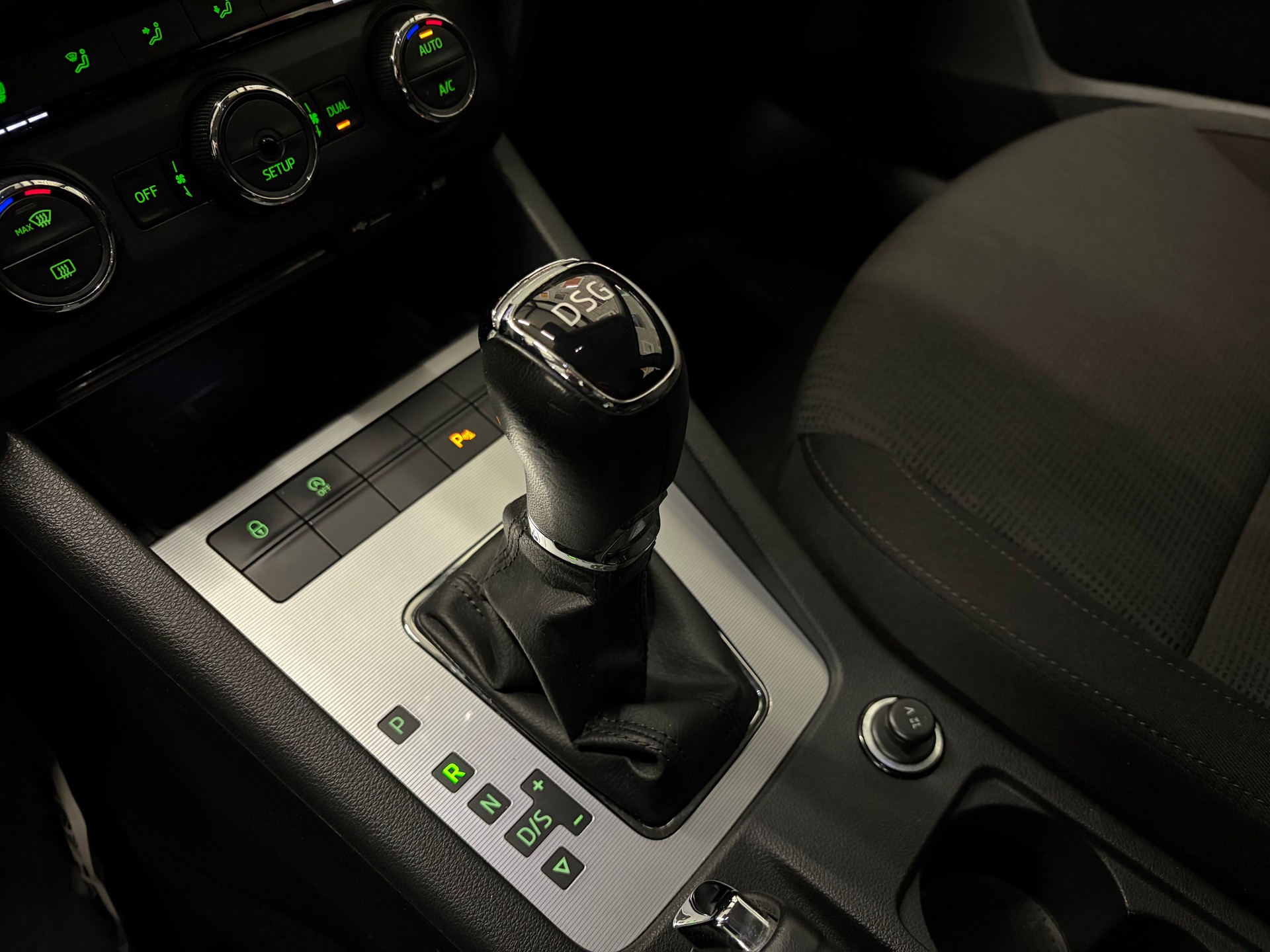 SKODA Octavia 2.0 TDI Elegance DSG-image-8