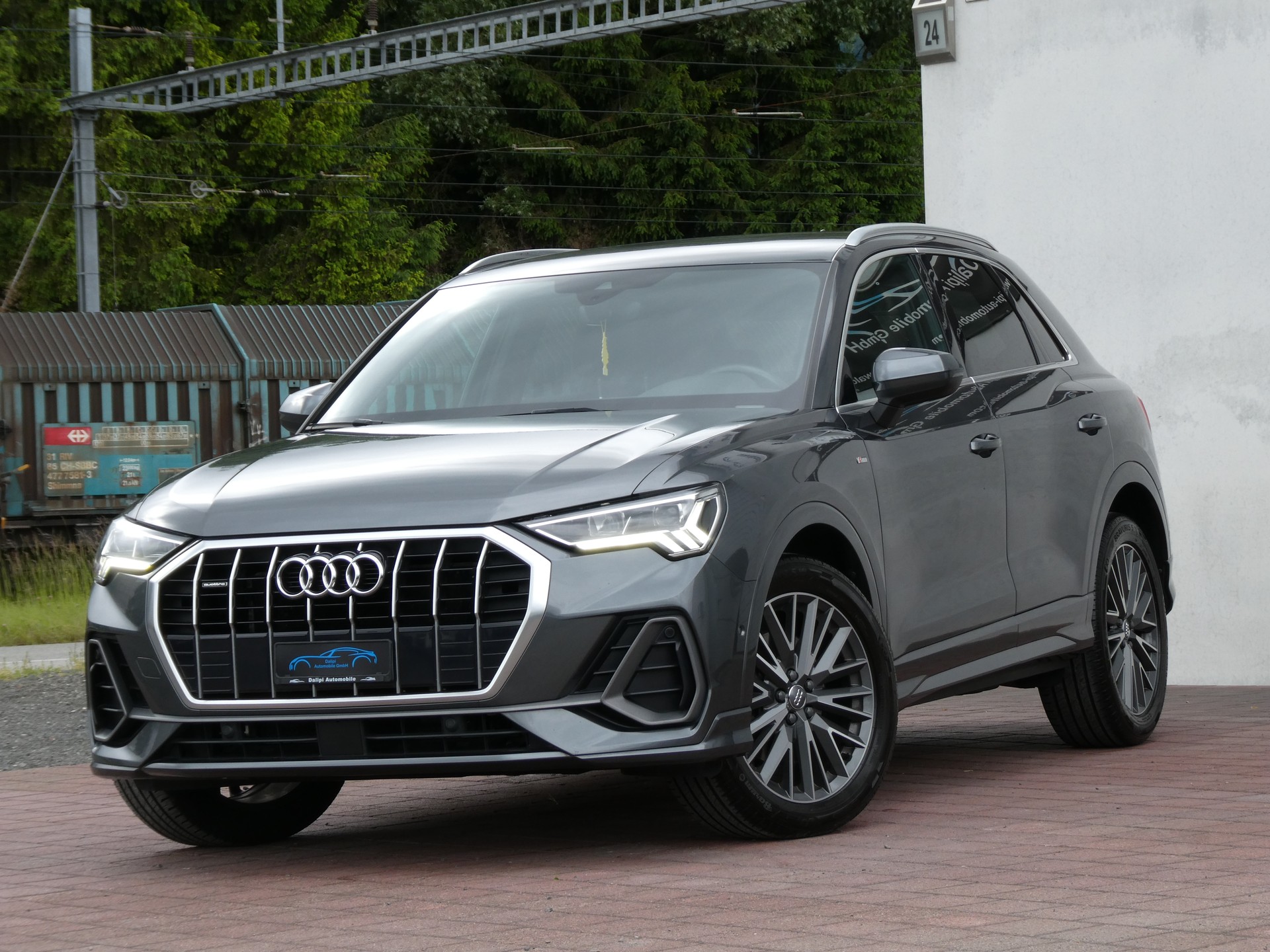 AUDI Q3 40 TDI S line quattro S-tronic (CH)-showroom-element-2