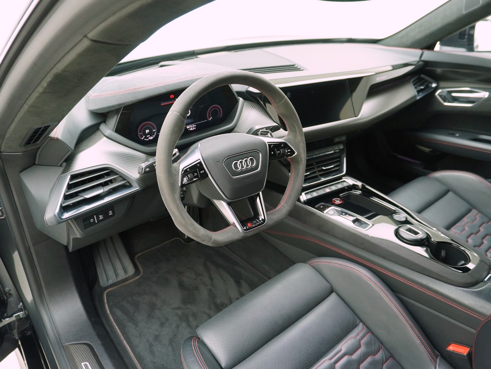 AUDI e-tron GT RS quattro **Carbon Optik / Hinterachslenkung / Matrix / uvm.**-image-8