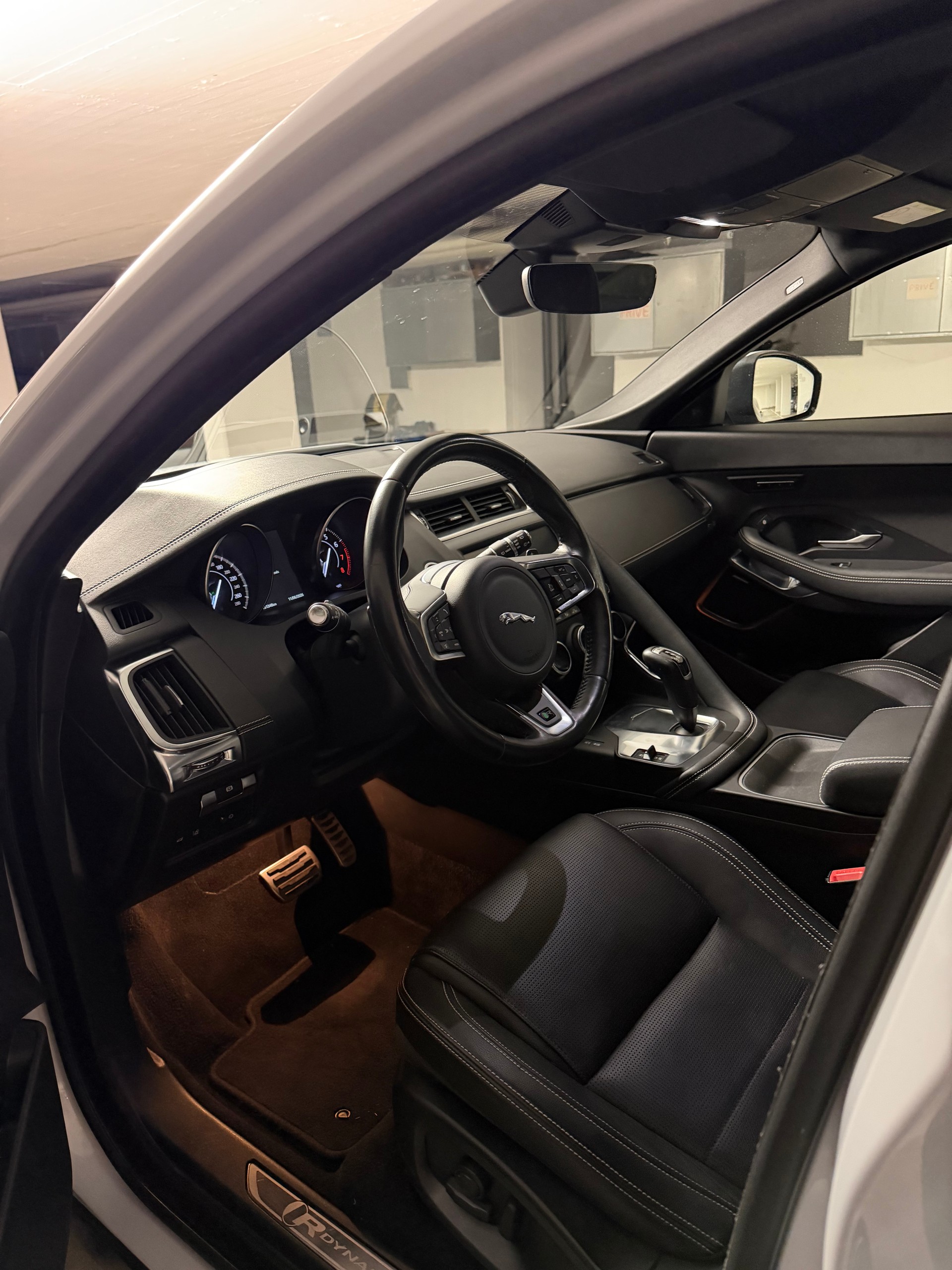 JAGUAR E-Pace 2.0 P250 R-Dynamic S AWD Automatik-image-4