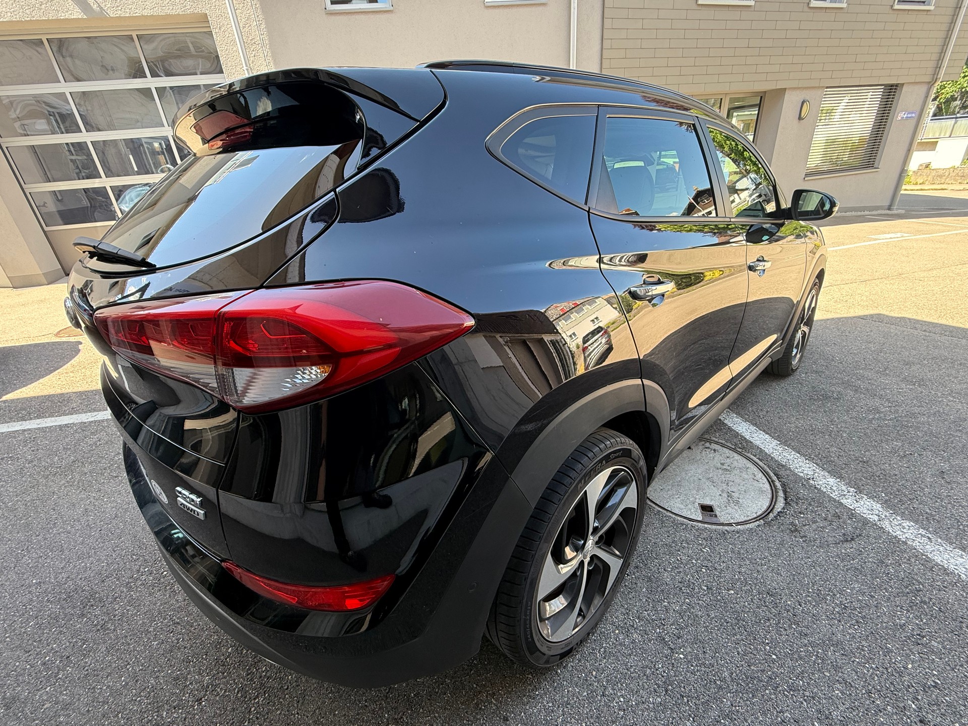 HYUNDAI Tucson 2.0 CRDI Launch Edition 4WD Automatic-image-6