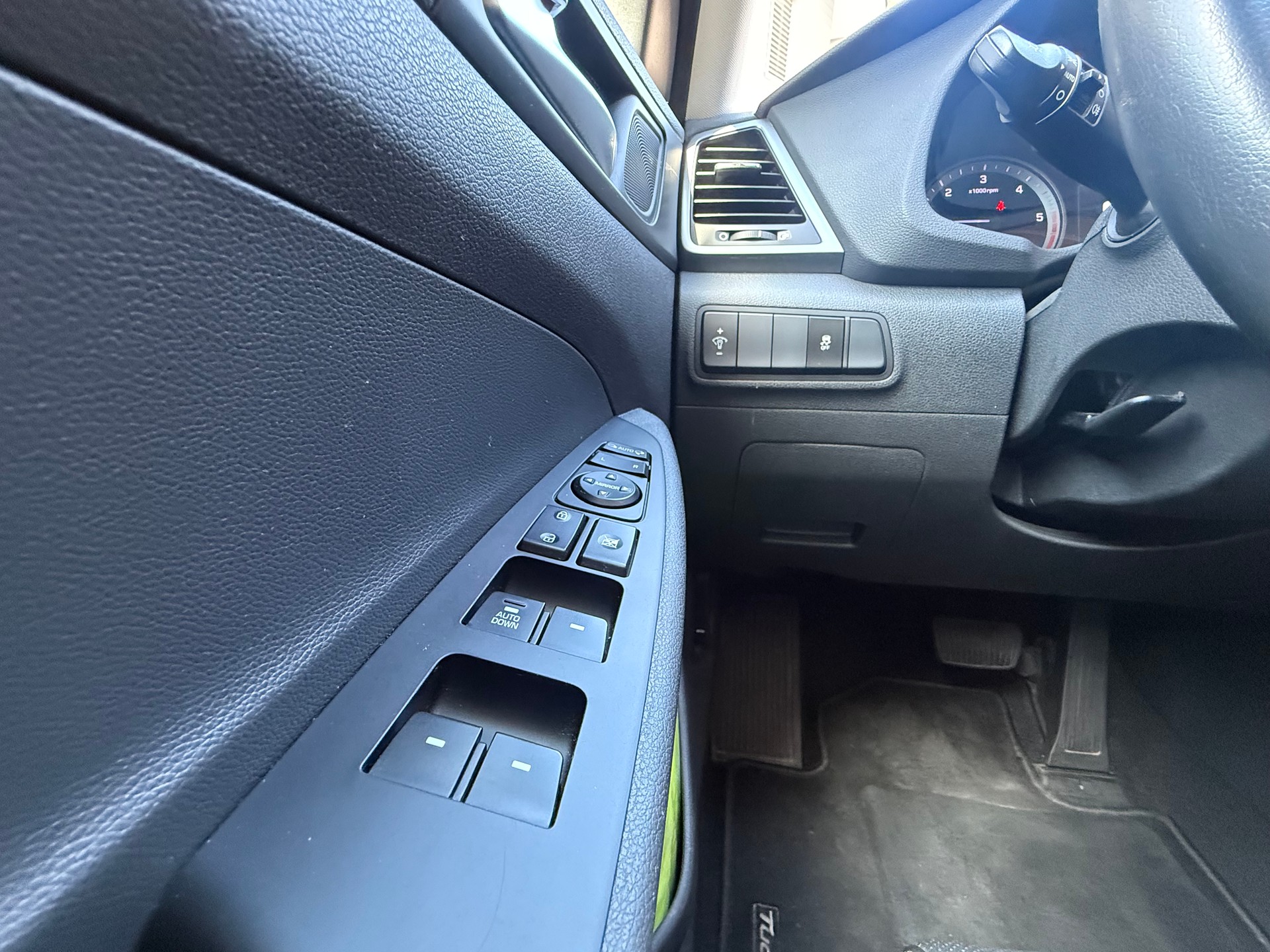 HYUNDAI Tucson 2.0 CRDI Launch Edition 4WD Automatic-image-14