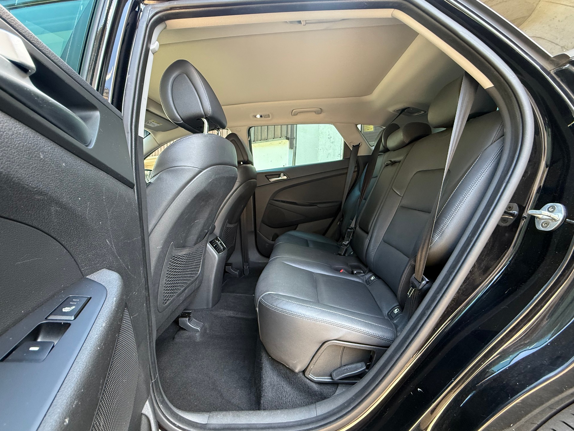 HYUNDAI Tucson 2.0 CRDI Launch Edition 4WD Automatic-image-9