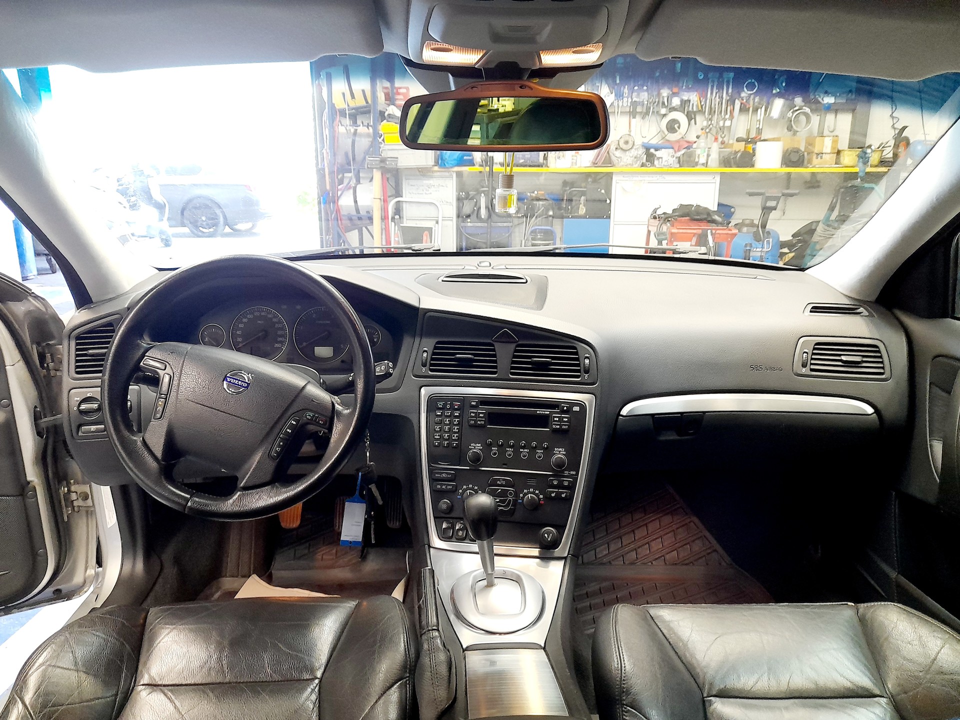 VOLVO V70 D5 Momentum-image-8