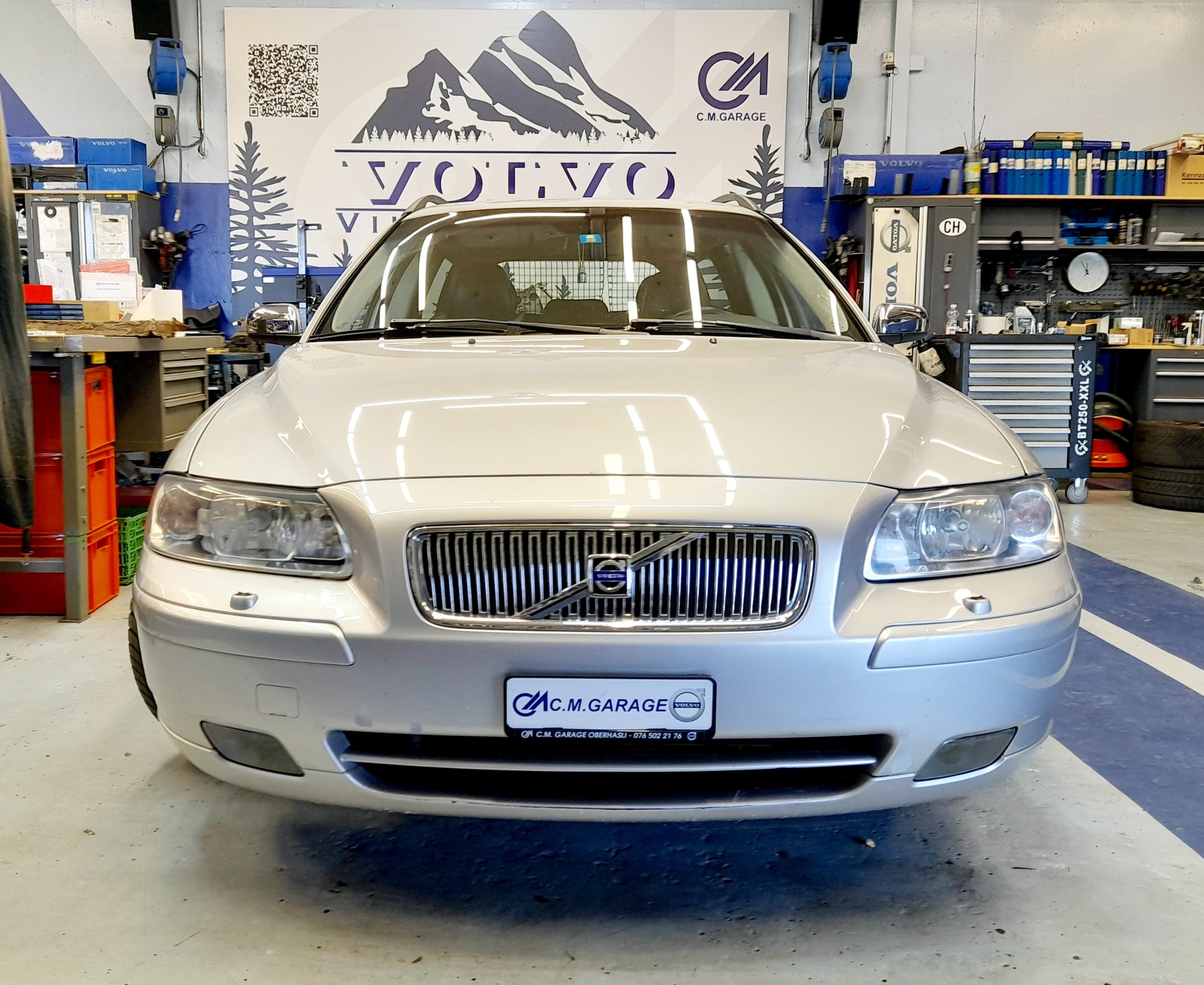 VOLVO V70 D5 Momentum-image-1