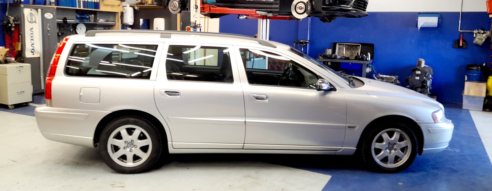 VOLVO V70 D5 Momentum-image-2