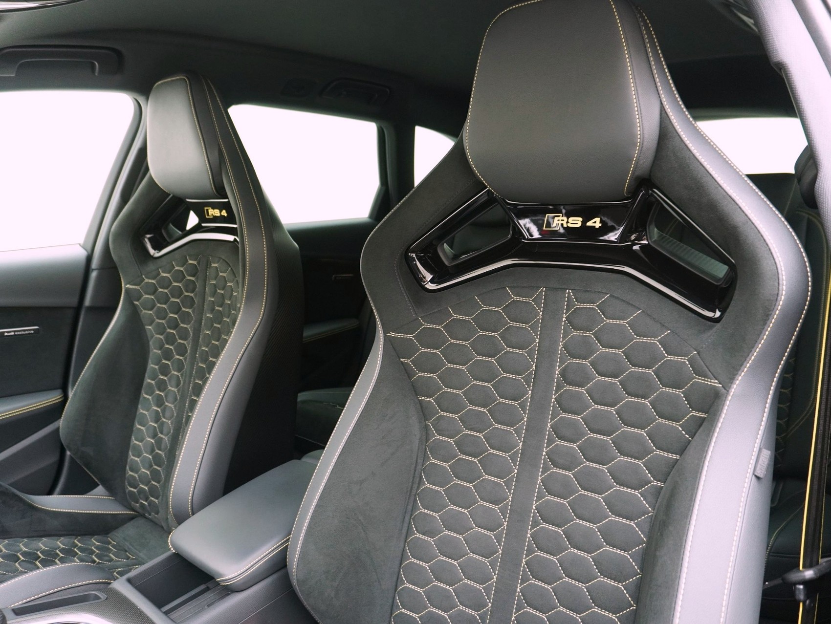 AUDI RS4 Avant 25 year edition quattro ** Audi Werksgarantie bis 12/2029 **-image-11