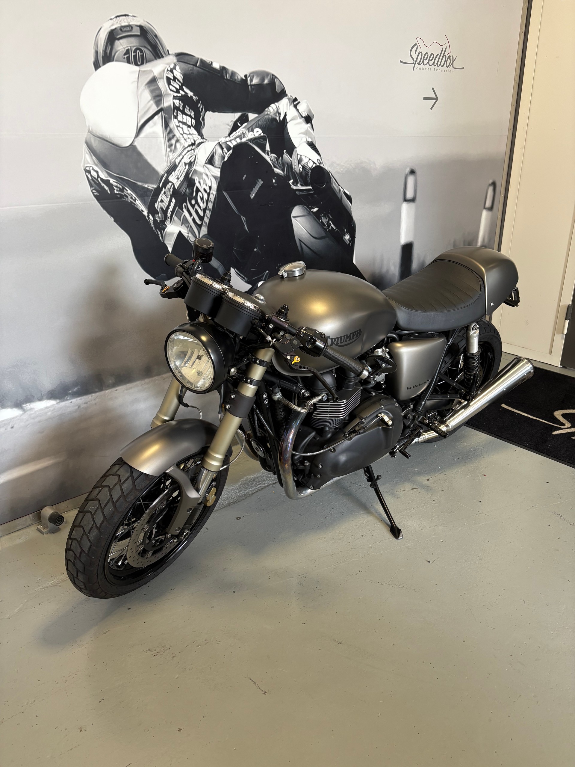 TRIUMPH Thruxton-image-3