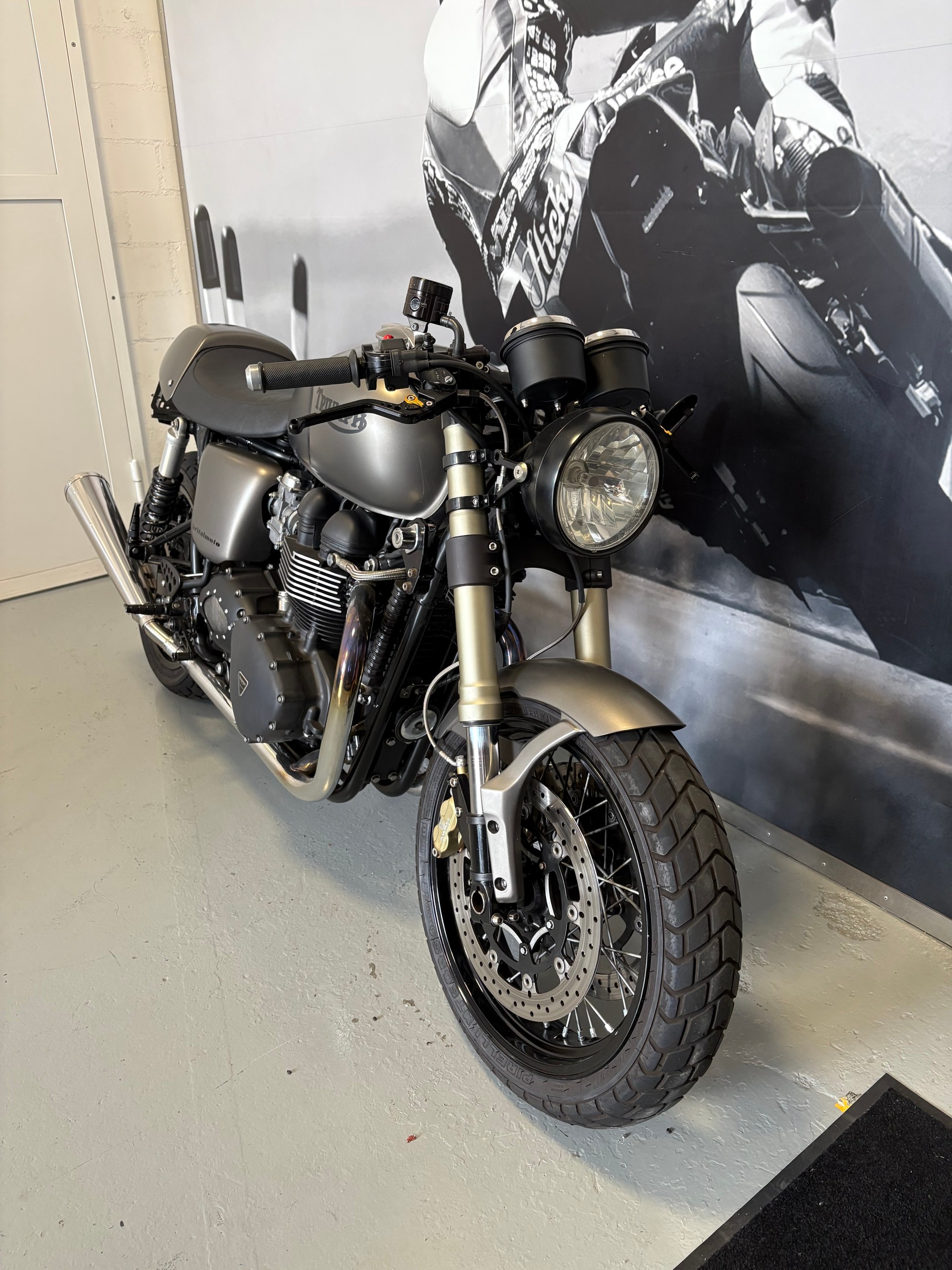 TRIUMPH Thruxton-image-2