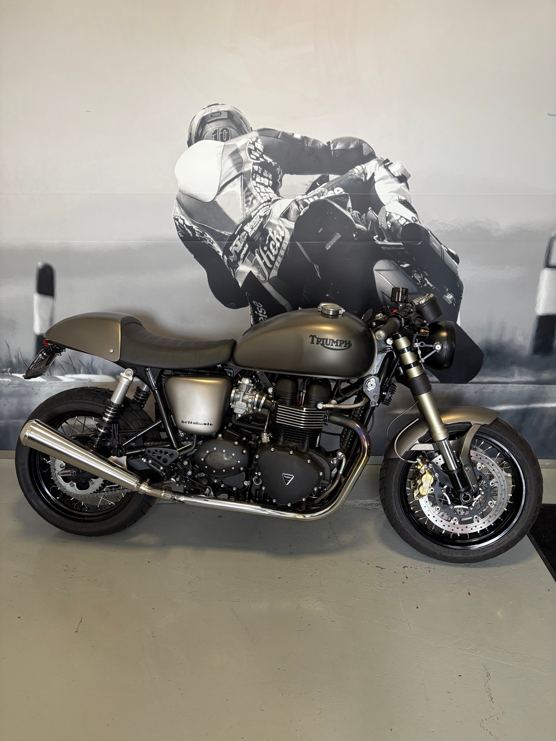 TRIUMPH Thruxton-image-1