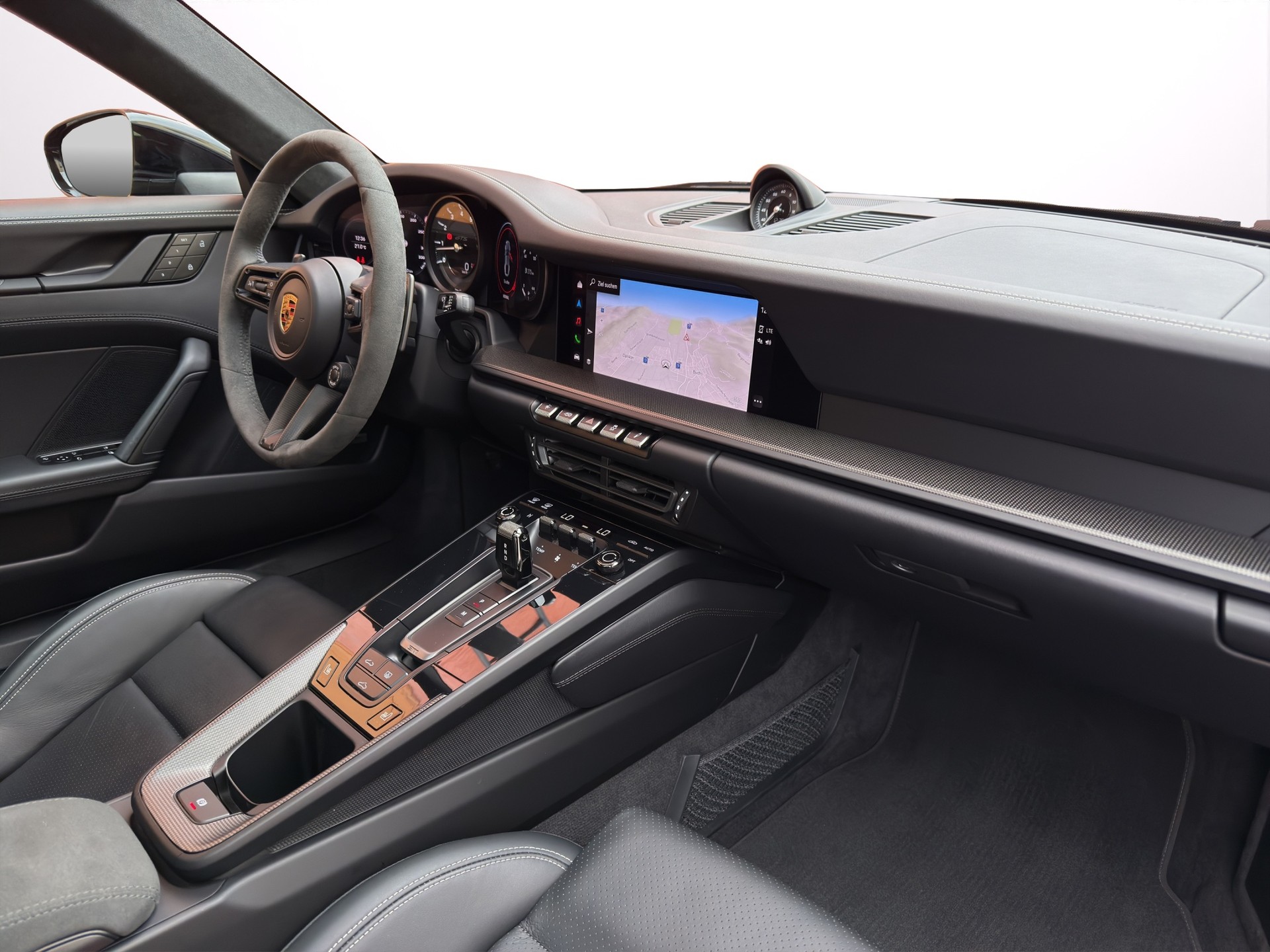 PORSCHE 911 Carrera GTS-image-12
