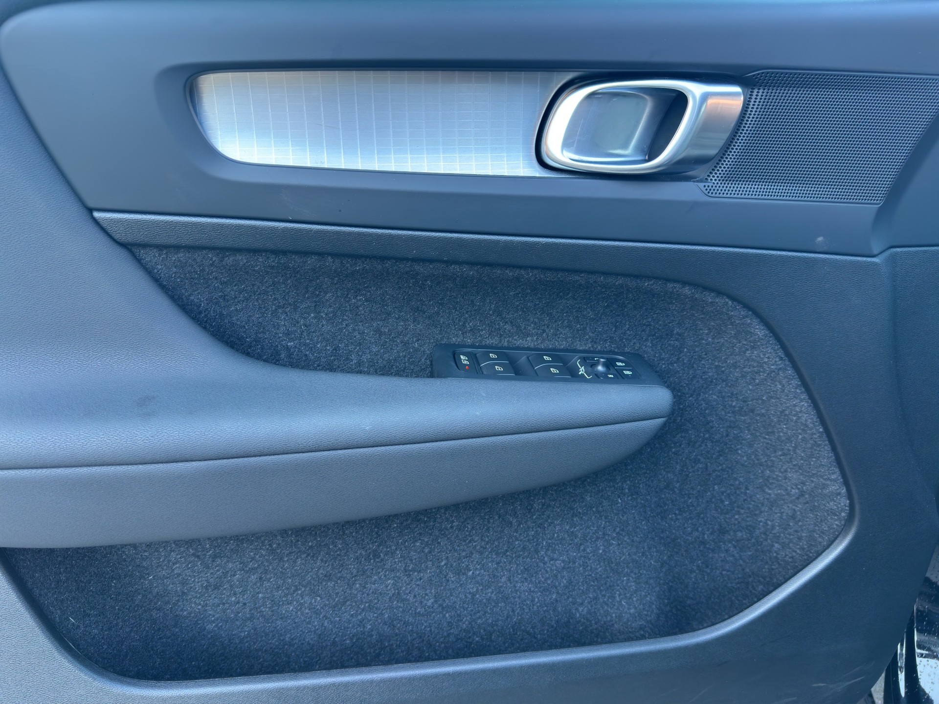 VOLVO XC40 B3 Benzin Mild Hybrid Core DCT-image-9