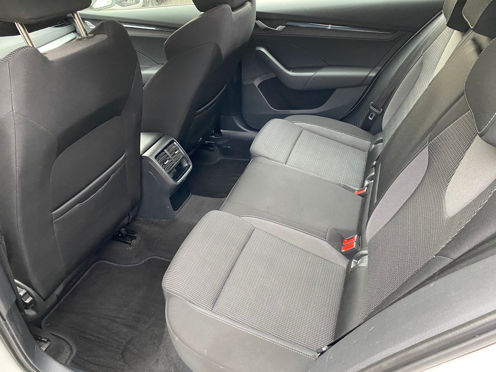 SKODA Octavia Combi 2.0 TDI DSG Ambition 4x4-image-8