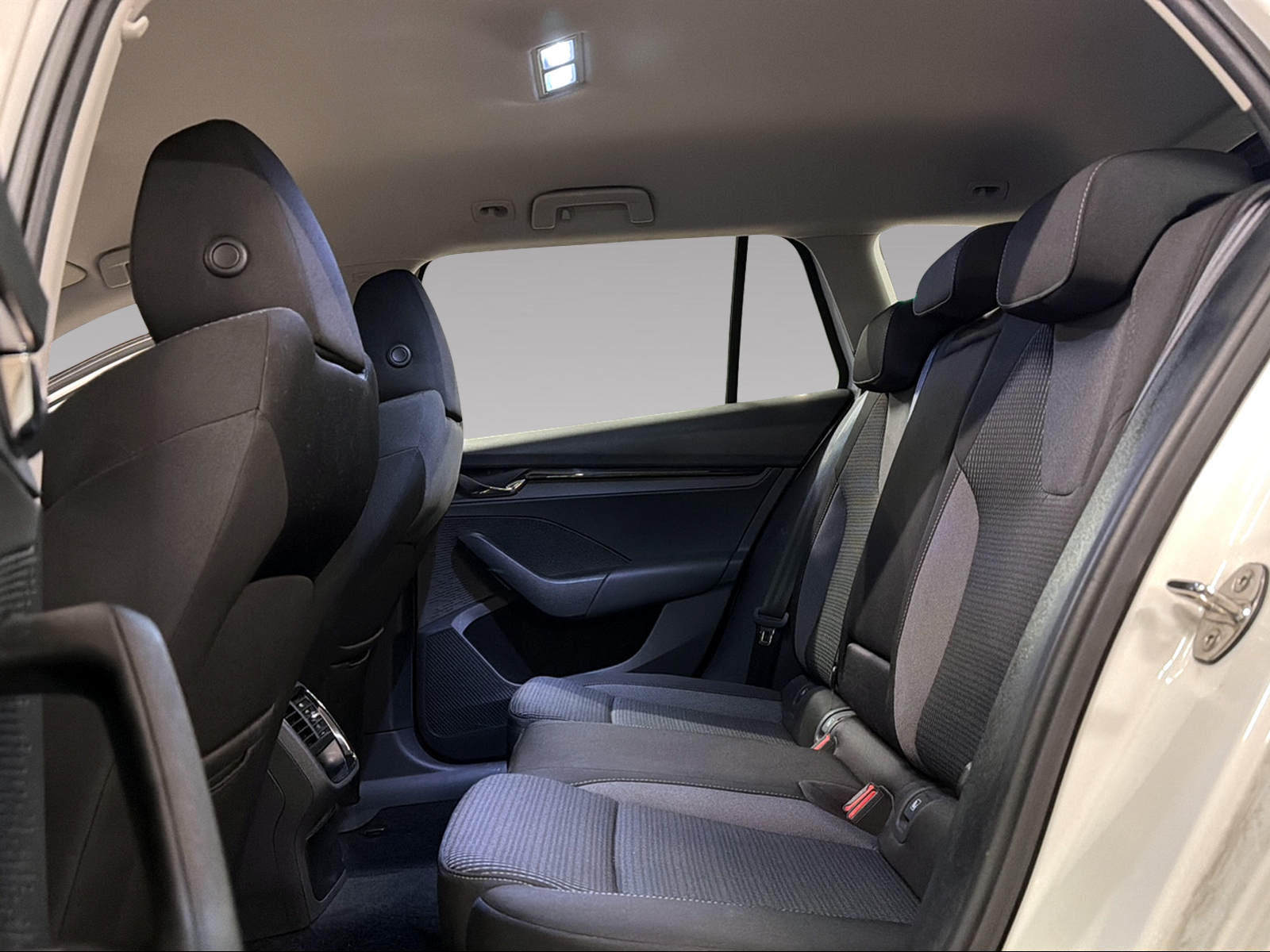 SKODA Octavia Combi 2.0 TDI Ambition 4x4 DSG-image-9