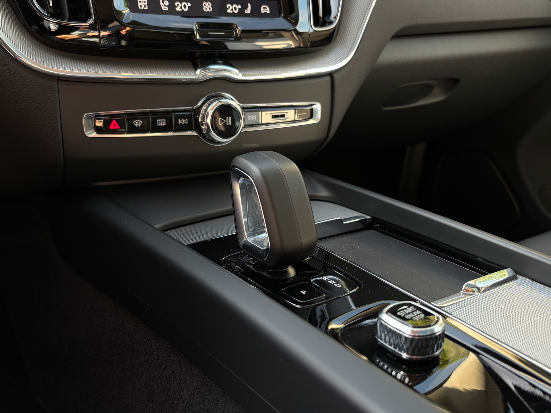 VOLVO XC60 2.0 T6 TE Xcentric eAWD-image-16