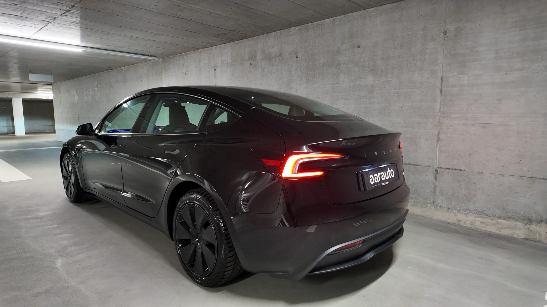 TESLA Model 3 Long Range RWD-showroom-element-1