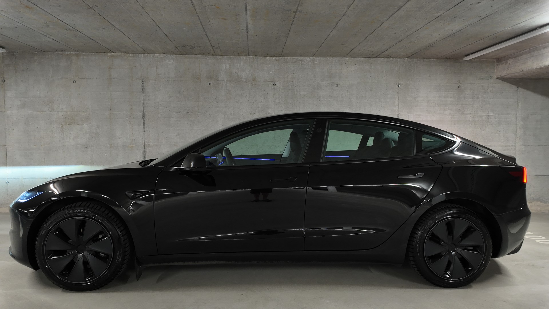 TESLA Model 3 Long Range RWD-showroom-element-2