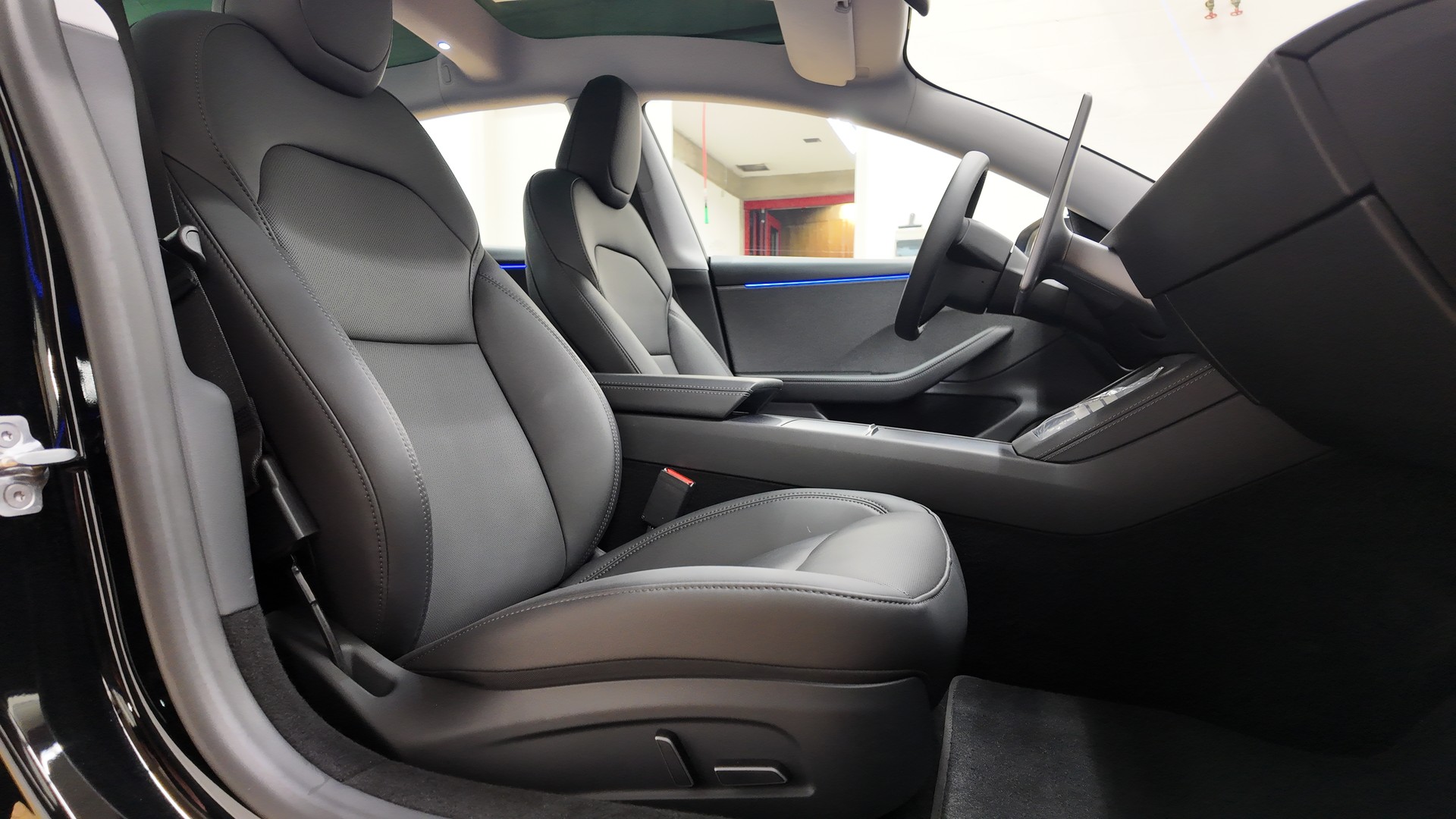 TESLA Model 3 Long Range RWD-image-17