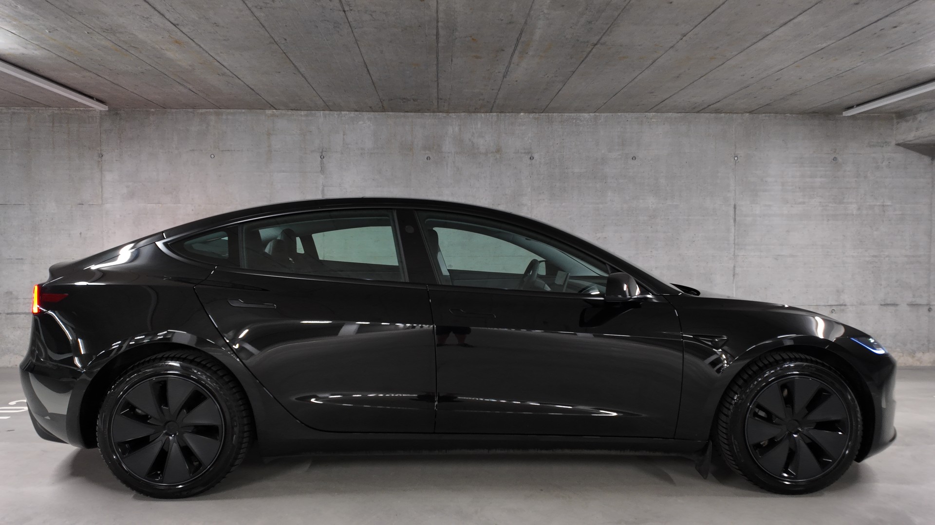 TESLA Model 3 Long Range RWD-showroom-element-3