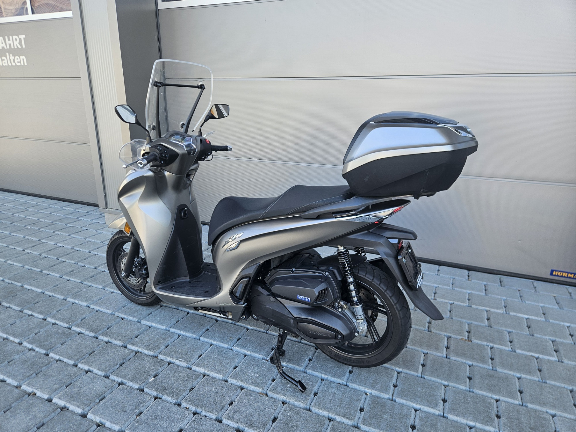 HONDA SH 350 Sporty-showroom-element-2