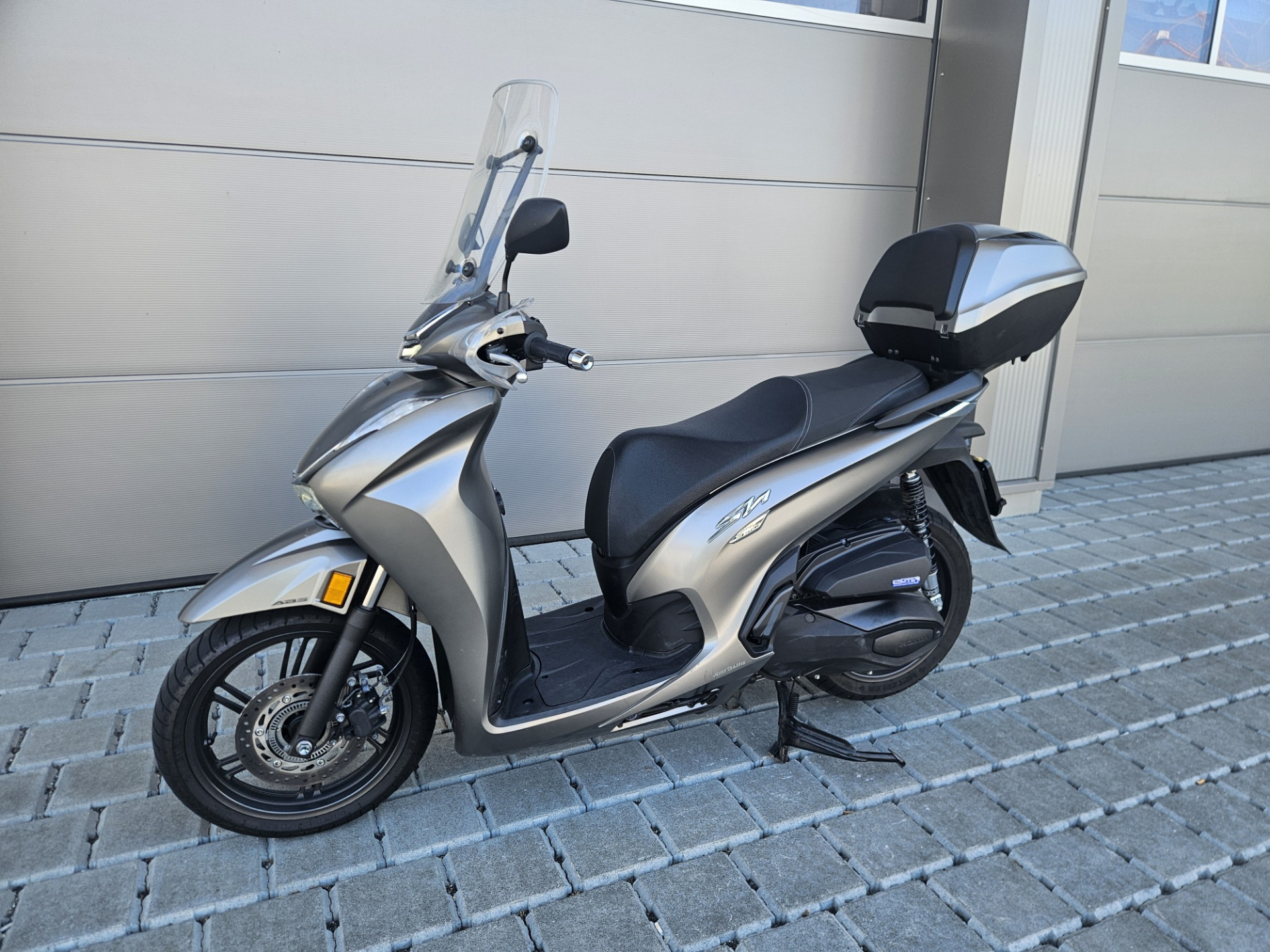 HONDA SH 350 Sporty-showroom-element-3
