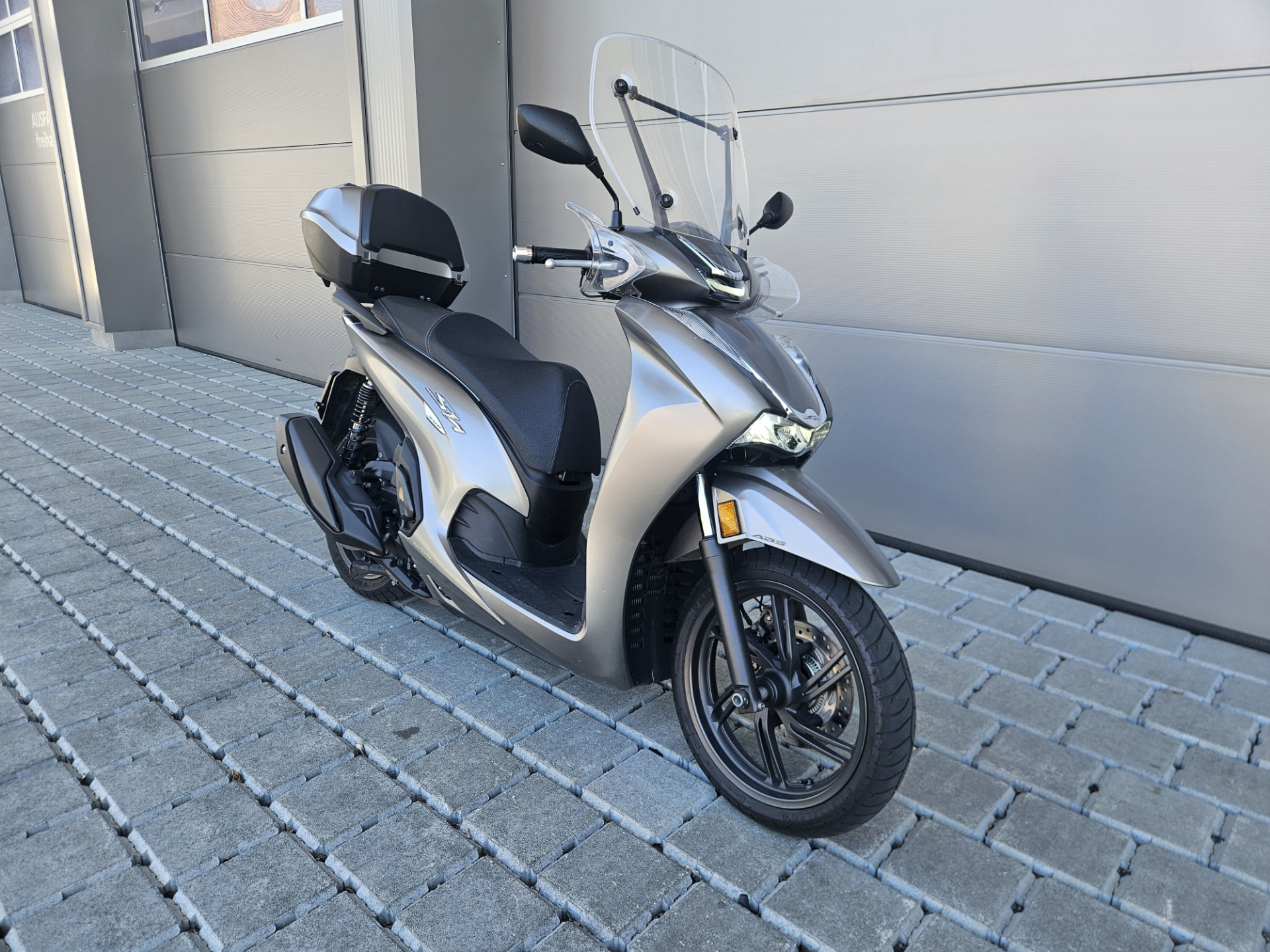 HONDA SH 350 Sporty-showroom-element-1