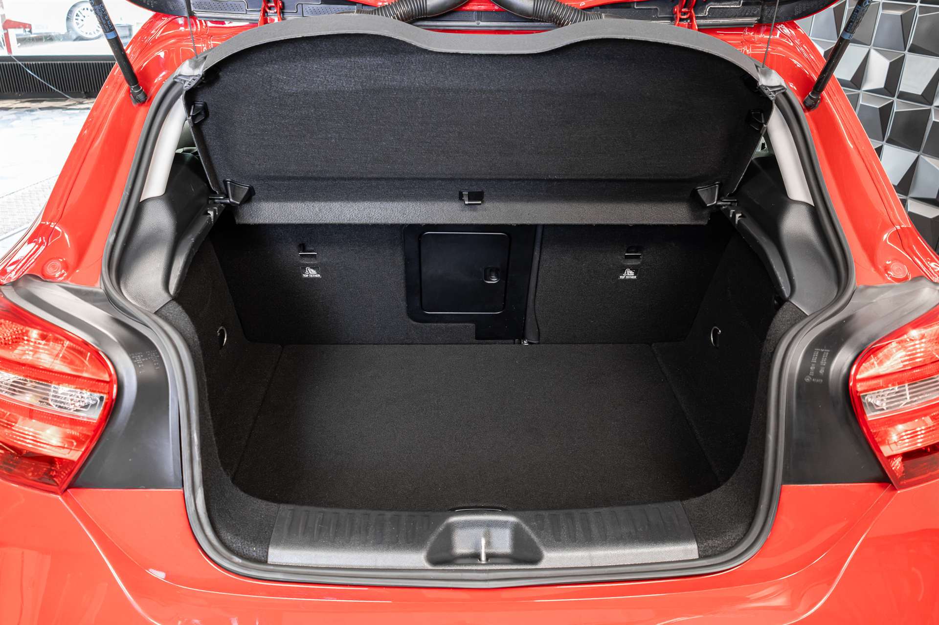 MERCEDES-BENZ A 180 Style 7G-DCT-image-18