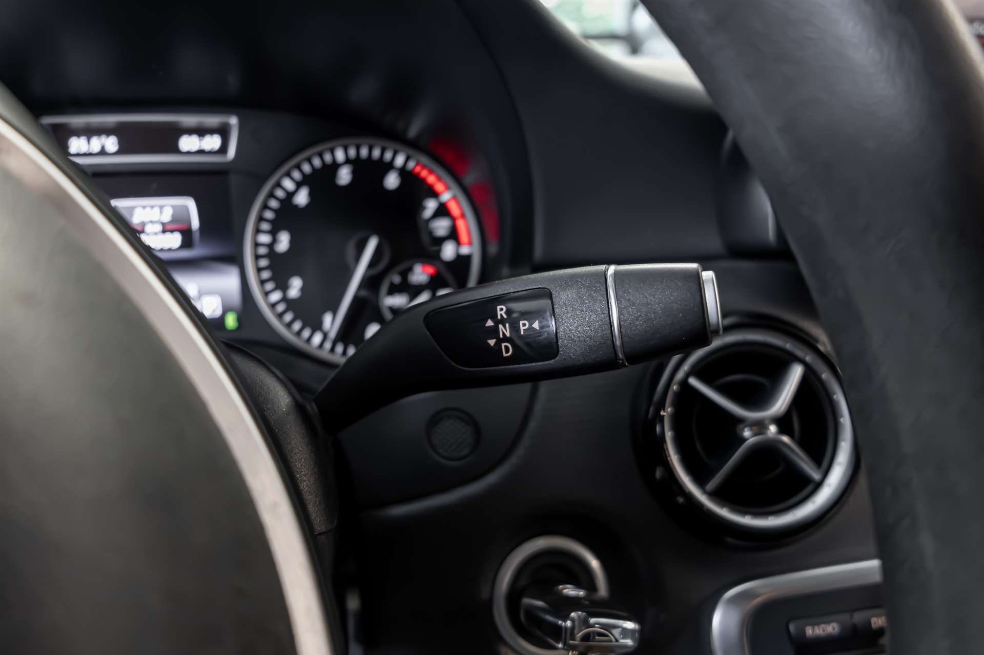 MERCEDES-BENZ A 180 Style 7G-DCT-image-10