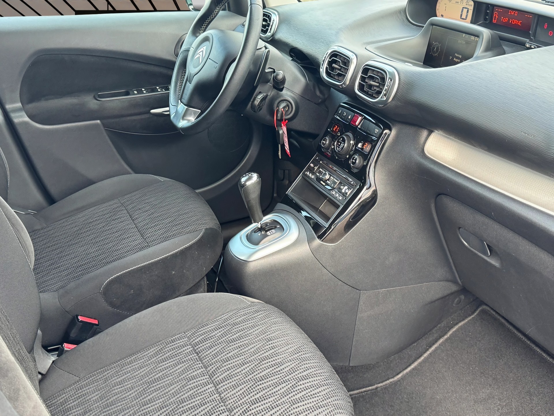 CITROEN C3 Picasso 1.6 HDi Exclusive EGS6-image-5