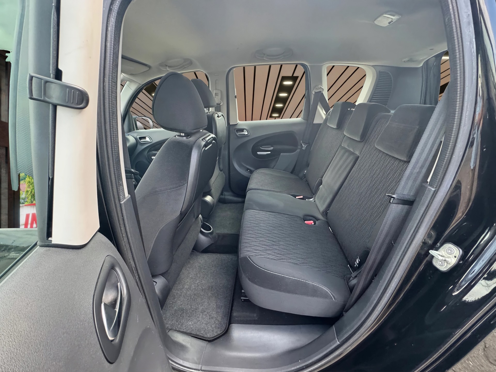 CITROEN C3 Picasso 1.6 HDi Exclusive EGS6-image-6