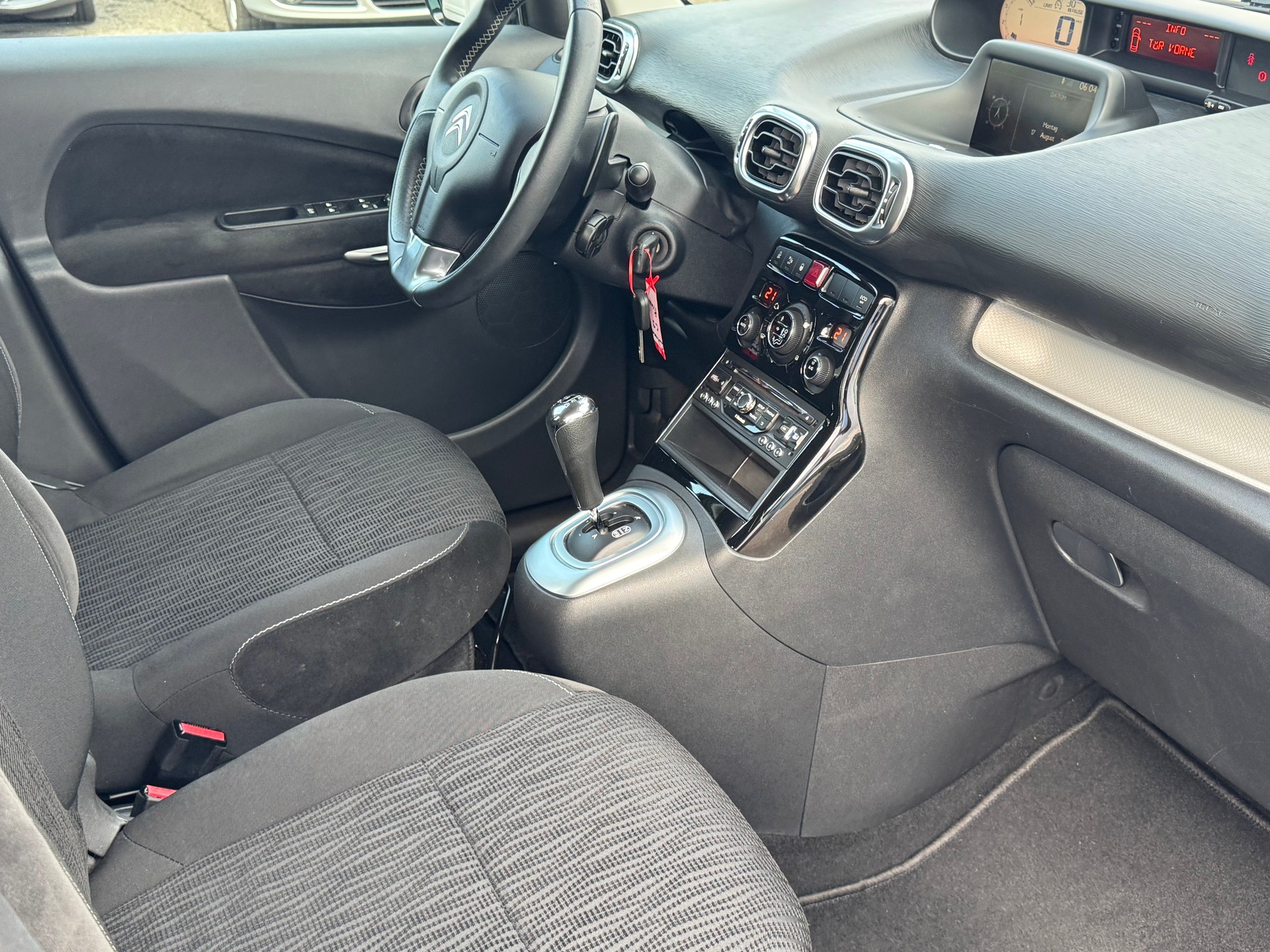 CITROEN C3 Picasso 1.6 HDi Exclusive EGS6-image-4