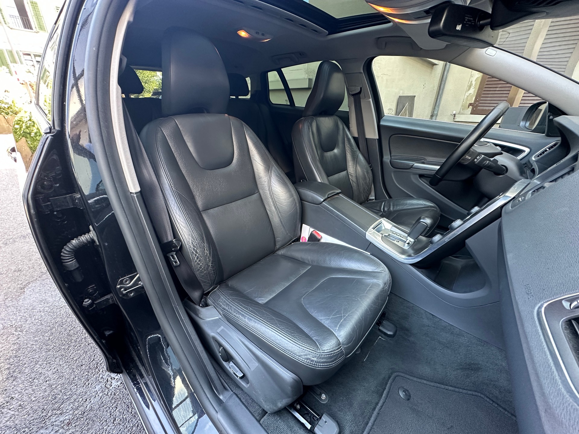 VOLVO V60 T6 AWD Summum Heico Geartronic-image-11