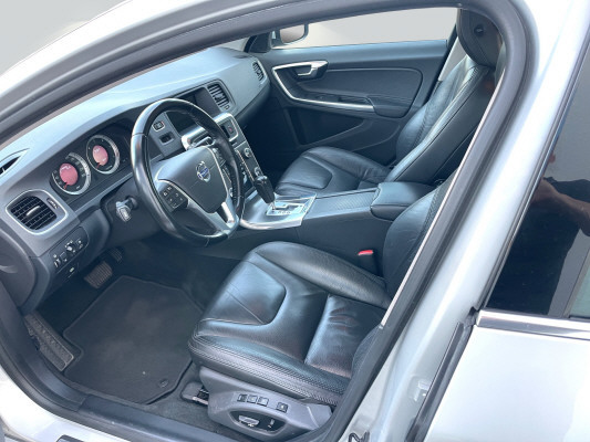 VOLVO V60 D5 AWD Summum-image-9