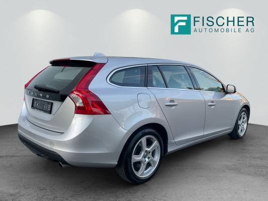 VOLVO V60 D5 AWD Summum-image-1