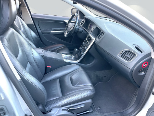 VOLVO V60 D5 AWD Summum-image-6